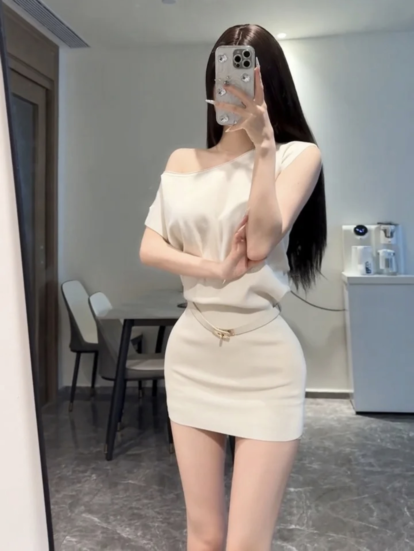 Elegant White Knit One-Shoulder Short Sleeve Dress with Belt - Image 2
