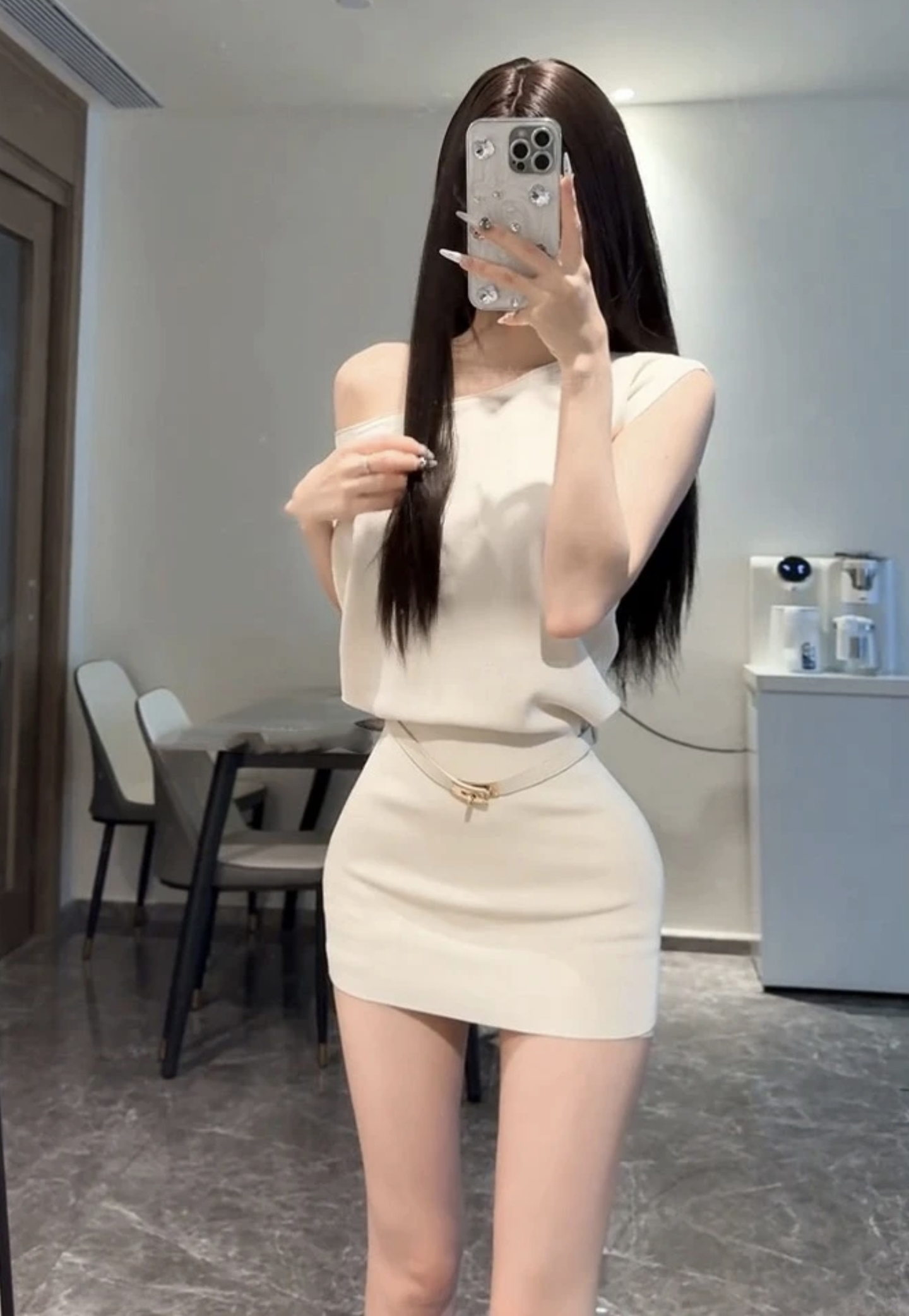 Elegant White Knit One-Shoulder Short Sleeve Dress with Belt - Image 4