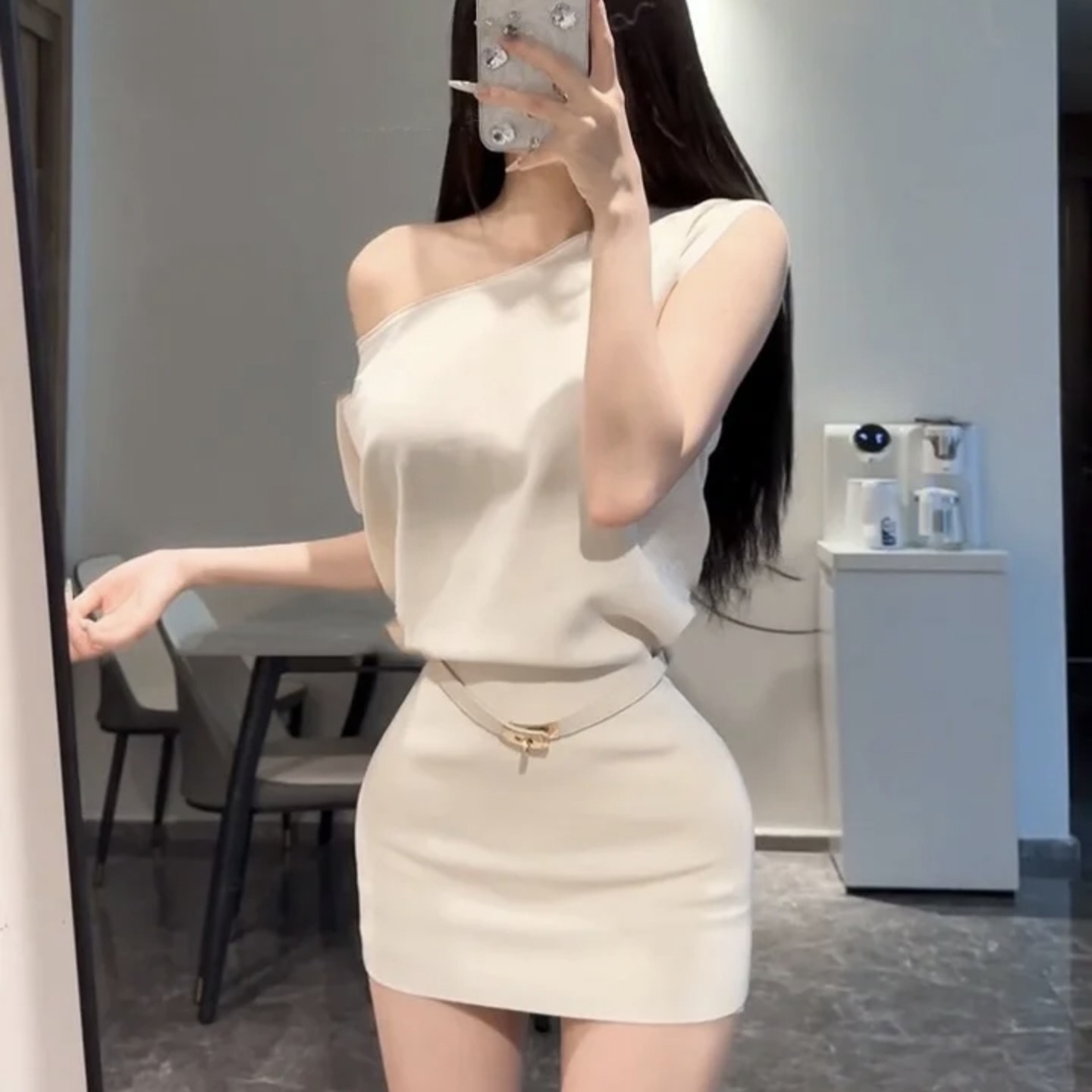 Elegant White Knit One-Shoulder Short Sleeve Dress with Belt - Image 5